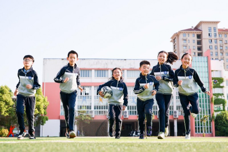 代表委员建议：充分发挥校服美育浸润作用